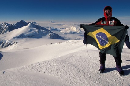 Waldemar Niclevicz no alto do Vinson, a maior montanha da Antártida. Foto de Dave Hann. Waldemar Niclevicz no alto do Vinson, a maior montanha da Antártida. Foto de Dave Hann.