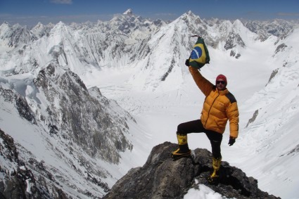 Waldemar Niclevicz durante a escalada do Gasherbrum I ou Hidden Peak, Paquistão Waldemar Niclevicz durante a escalada do Gasherbrum I ou Hidden Peak, Paquistão