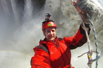 Waldemar Niclevicz em plena tirolesa nas Cataratas do Iguaçu, em 2011.
