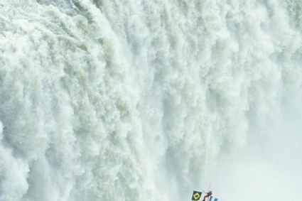 Waldemar Niclevicz em tirolesa nas Cataratas do Iguaçu, em 2001. Foto de Zig Koch.