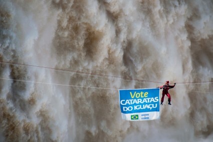 Waldemar Niclevicz em tirolesa nas Cataratas do Iguaçu, em 2011, evento fez parte da campanha para eleger as Cataratas uma das Sete Novas Maravilhas da Natureza. Foto de Zig Koch