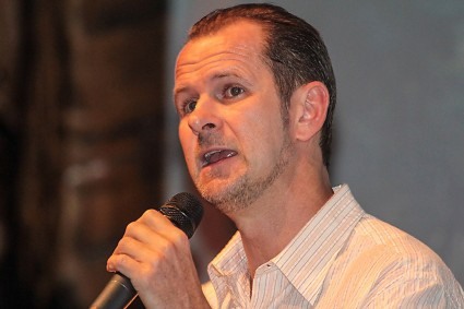 Waldemar Niclevicz em mais uma de suas apresentações, em 2012.