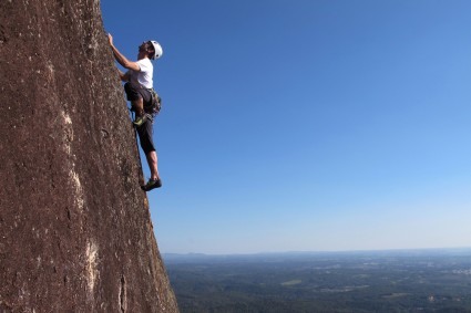 Waldemar Niclevicz escalando no Anhangava, PR. Foto de Silvia Bonora.