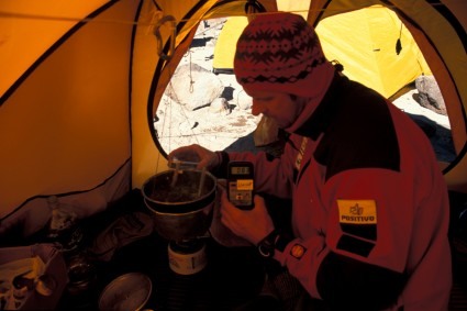 Waldemar Niclevicz medindo temperatura de ebulição da água a 5.050m, no Coropuna, Peru. Waldemar Niclevicz medindo temperatura de ebulição da água a 5.050m, no Coropuna, Peru.
