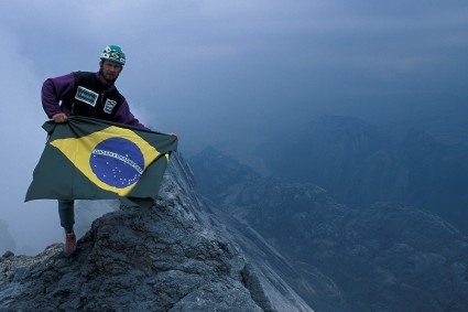 Waldemar Niclevicz no cume do Carstensz, a maior montanha da Oceania, Ilha de Nova Guiné. autorretrato. Waldemar Niclevicz no cume do Carstensz, a maior montanha da Oceania, Ilha de Nova Guiné. autorretrato.