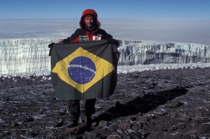 Waldemar Niclevicz no cume do Kilimanjaro, a maior montanha da África, Tanzânia. Waldemar Niclevicz no cume do Kilimanjaro, a maior montanha da África, Tanzânia.