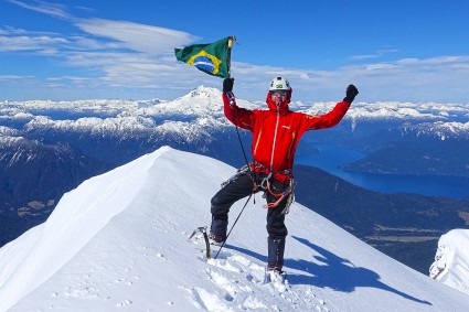 Waldemar Niclevicz no topo do Vulcão Puntiagudo na Patagonia Chilena, em setembro de 2017. Foto de Raúl Barros.