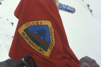 A bandeira do CPM levada por Waldemar Niclevicz ao cume do Aconcágua em 1988. Foto de WN.