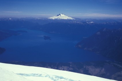 O Lago de Todos os Santos e o Tronador, vistos do cume do Osorno. Foto de Waldemar Niclevicz.