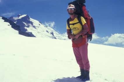 Waldemar Niclevicz com o Tronador ao fundo, em 1989. Foto de Guilherme Borio.