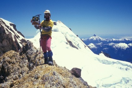 Waldemar Niclevicz no cume do Tronador Argentino, pico Chileno ao fundo. Foto de Guilherme Borio.