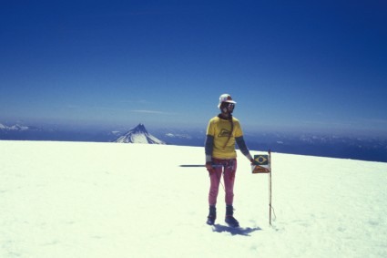 Waldemar Niclevicz no cume do Vulcão Osorno, em 1989. Foto de Guilherme Borio.