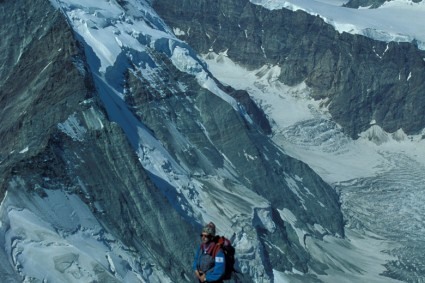 Waldemar Niclevicz durante a escalada do Matterhorn, em 1991. Foto de Pablo Aguado.