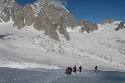 Partindo do Refugio Torino, rumo ao Col du Midi, que aparece do lado direito acima. Foto de Waldemar Niclevicz.