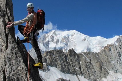 Waldemar Niclevicz com o Mont Blanc ao fundo.