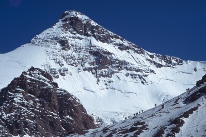 A Face Sul do Cerro Cuerno (5.450m), vista de Plaza de Mulas (4.230m). Foto de Waldemar Niclevicz