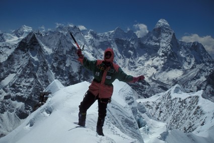 Waldemar Niclevicz no cume do Island Peak, Nepal. Foto de Mozart Catão.