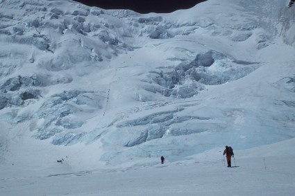 A parede que leva ao Colo Norte do Everest, em 1995, Tibete. Foto de Waldemar Niclevicz.