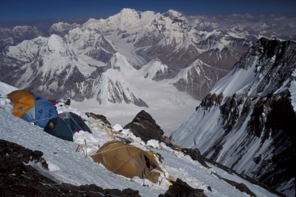 O acampamento 2 (7.800m) do Everest, Tibete, em 1995. Foto de Waldemar Niclevicz.