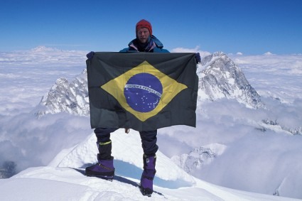 Waldemar Niclevicz no cume do Everest em 1995. Foto de Mozart Catão.