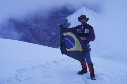 Waldemar Niclevicz no cume do Vallunaraju. Foto de Janaina Araujo.