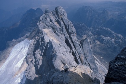 Logo após superar a falha ou brecha da crista que leva ao cume do Carstensz, que está no lado oposto da foto. Foto de WN.