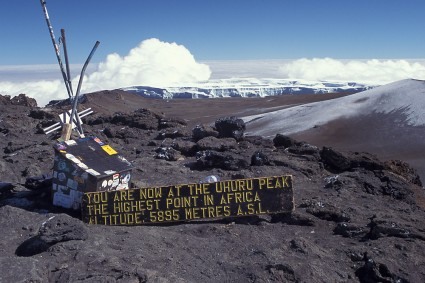 Uhuru (liberdade), cume do Kilimanjaro, Tanzânia. Foto de Waldemar Niclevicz.