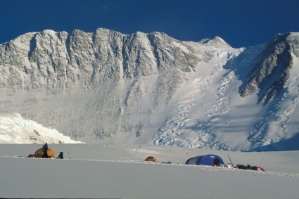 O Vinson, a maior montanha da Antártida, visto do acampamento-base. Foto de Waldemar Niclevicz.