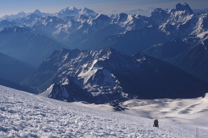 As montanhas do Cáucaso vistas durante a escalada do Elbrus. Foto de Waldemar Niclevicz.