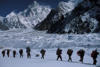 Carregadores em Concórdia, ao fundo o imponente K2. Foto de Waldemar Niclevicz.