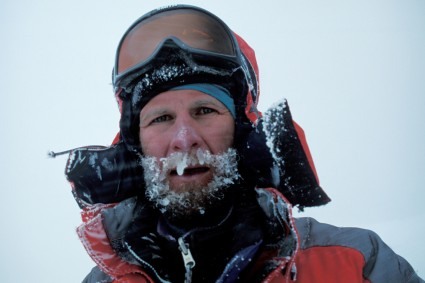 Waldemar Niclevicz durante a escalada do K2 em 1998. Autorretrato.