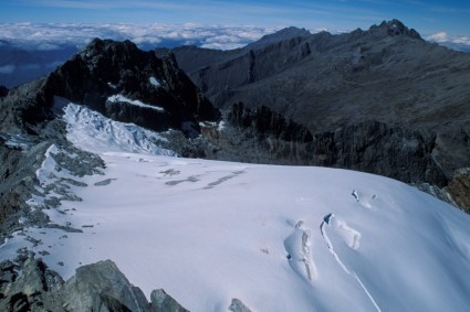 Vista do cume do Humboldt, Bonpland próximo à esquerda. Pico Bolivar à direita ao longe. Foto de Waldemar Niclevicz.