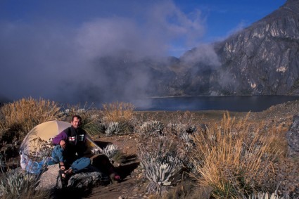 Waldemar Niclevicz na Laguna Verde, campo base do Humboldt, Mérida. Foto de Marco Cayuso.