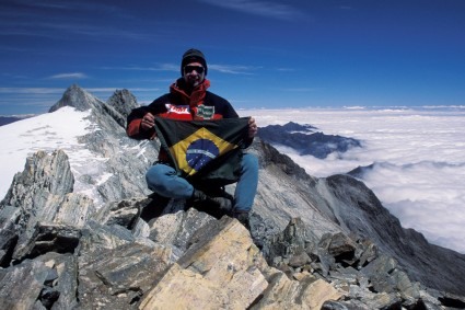 Waldemar Niclevicz no cume do Bonpland, ao fundo o Humboldt, Mérida. Foto de Marco Cayuso.