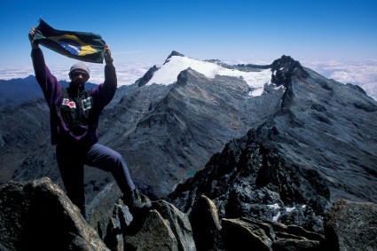 Waldemar Niclevicz no cume do La Concha, ao fudo o Humboldt à esquerda e o Bonpland à direita. Foto de Marco Cayuso.