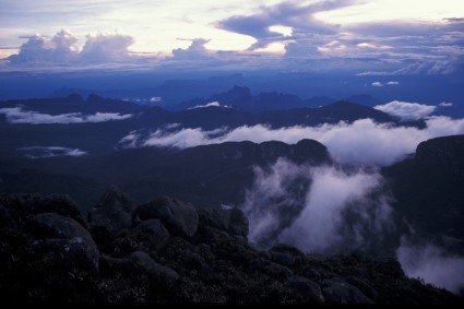 Vista do cume do Pico da Neblina. Foto de Waldemar Niclevicz.