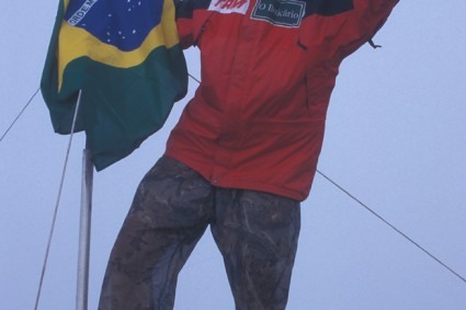 Waldemar Niclevicz no cume do Pico da Neblina. Foto de Franzoni.