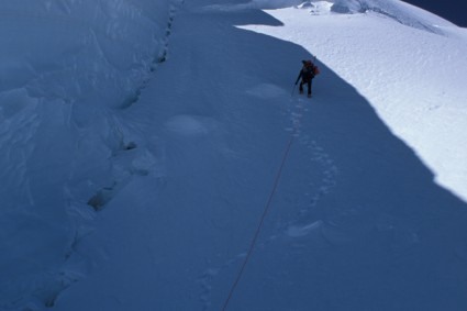 A 7.700m, rumo ao Ombro do K2. Foto de Waldemar Niclevicz.