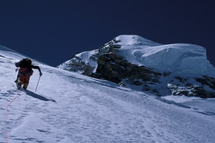 Chegando ao alto do Ombro do K2. Foto de Waldemar Niclevicz.