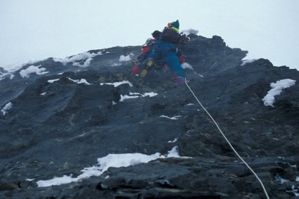 Superando a Pirâmide Negra do K2. Foto de Waldemar Niclevicz.