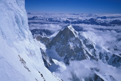 Vista do K2 dos 8.300m, no alto do Pescoço da Garrafa. Foto de Waldemar Niclevicz.
