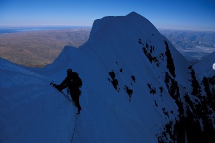 Colo do Illampu com o Pico Schulze, após superar a parede. Foto de Waldemar Niclevicz.