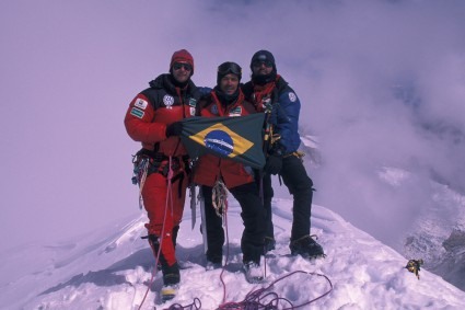 Waldemar Niclevicz, Marcelo Santos e Irivan Burda no cume do Illampu, Bolívia. Foto de Eduardo Mamani.
