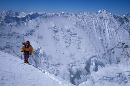 Após duas noites do Colo Sul, Iirvan Burda descendo para o acampamento 3 do Lhotse. Foto de Waldemar Niclevicz.