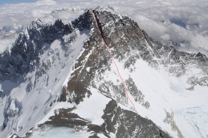 O Lhotse visto do cume do Everest, com sua rota de escalada. Foto de Irivan Burda.