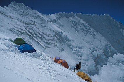 O acampamento 3 do Everest no Flanco do Lhotse. Foto de Waldemar Niclevicz.
