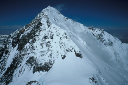 O cume do Everest visto do cume do Lhotse. Foto de Waldemar Niclevicz.