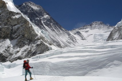 Waldemar Niclevicz com o Everest (à esquerda) e o Lhotse (à direita). Foto de Irivan Burda.