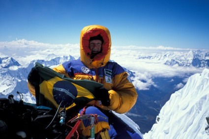 Waldemar Niclevicz no cume do Lhotse. Foto de Irivan Burda.