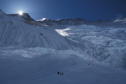 O imponente Flanco do Lhotse. Cume do Lhotse acima bem no centro da foto. Foto de Waldemar Niclevicz.